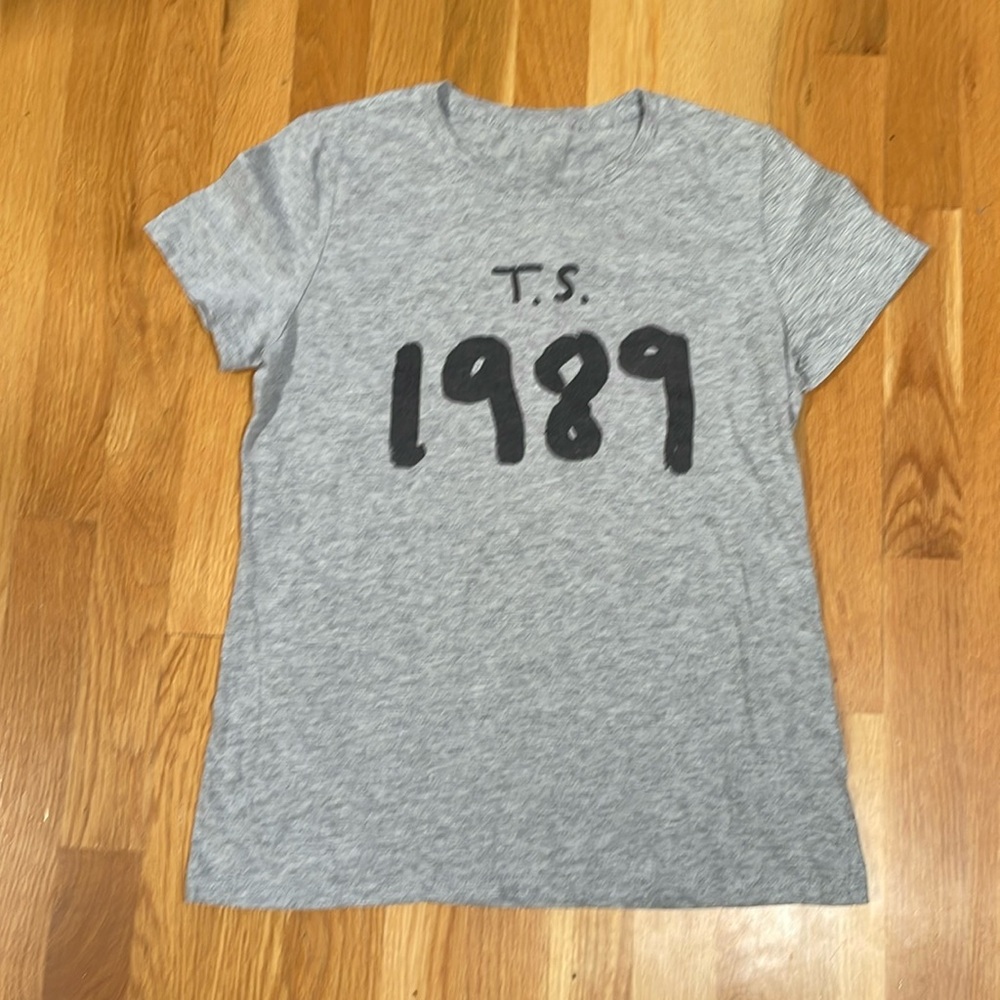 Taylor Swift 1989 Tshirt Size small